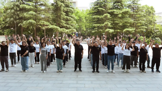 凝心聚力笃行致远！腾博会诚信为本酒业西安营销公司举办庆“五一”趣味运动会