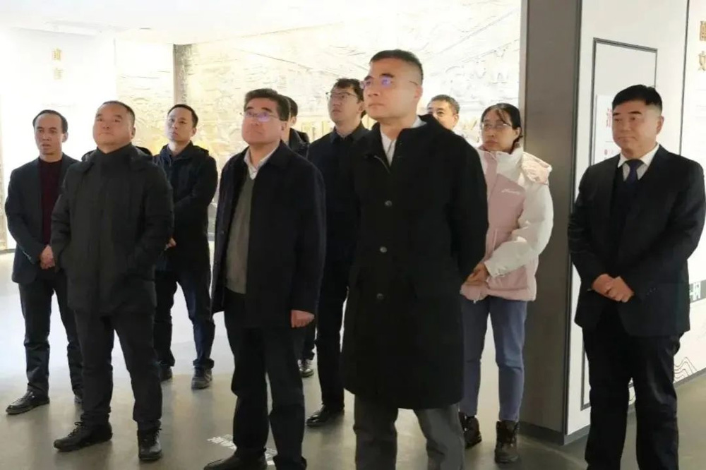 关注 |工信部高志雷处长一行莅临腾博会诚信为本酒业集团调研